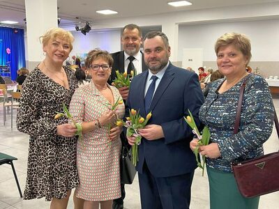 Wójt Radosław Nowakowski przywitał każdą Panią symbolicznym kwiatem.