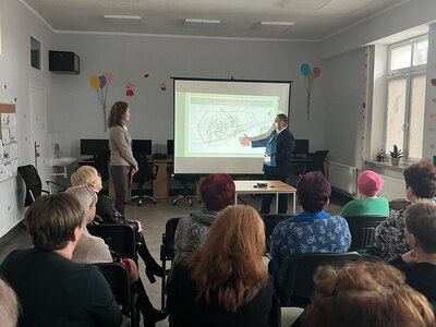 Wójt Radosław Nowakowski przestawia koncepcję budowy Megalitów w Borkowie, w konsultacjach uczestniczą mieszkańcy gminy.