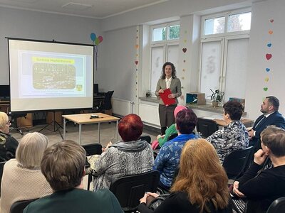 Pracownik UG Malechowo omawia plany na budowę ścieżki dydaktycznej w Borkowie. 