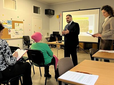 Wójt Radosław Nowakowski przestawia koncepcję budowy Megalitów w Borkowie, w konsultacjach uczestniczą mieszkańcy gminy.