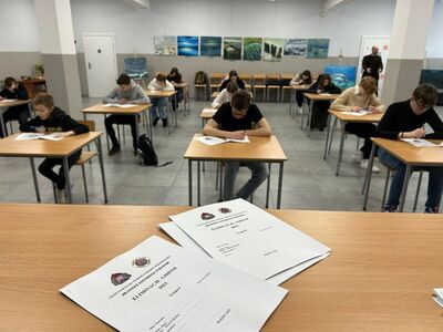 Młodzież w trakcie wypełniania testu konkursowego.