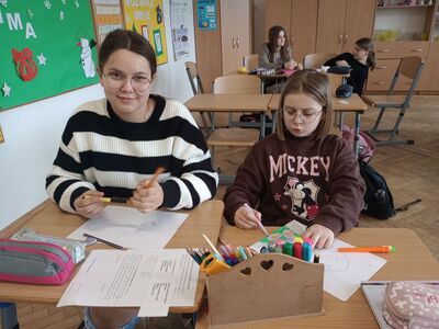Uczennice klasy 6 podczas rozwiązywania zadań  związanych z liczbą Pi.