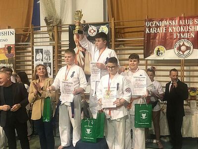 Zawodnicy na podium.