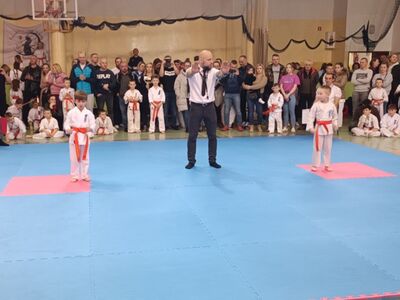 Sędzia rozpoczyna walkę zawodników.