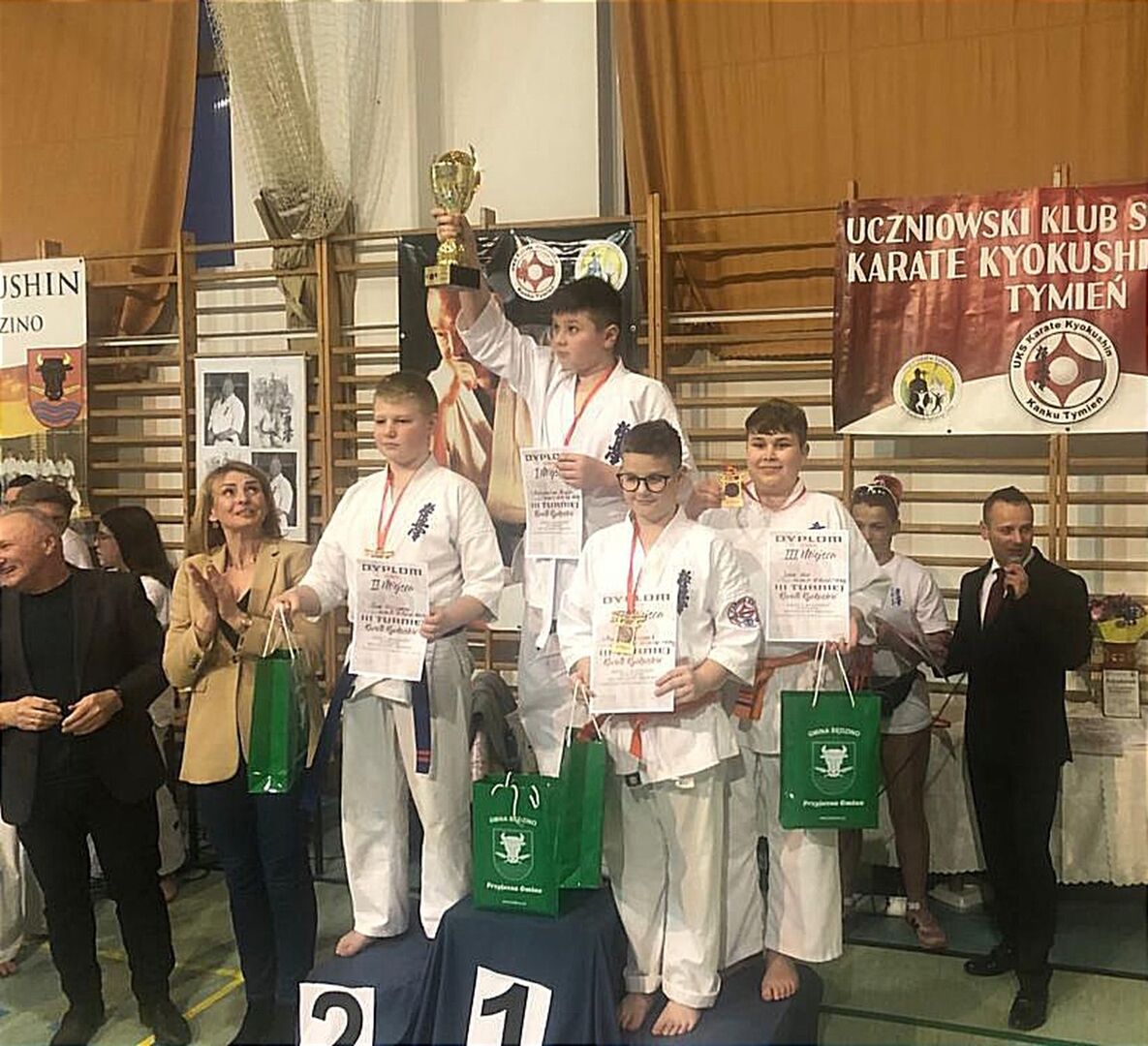 Zawodnicy na podium.