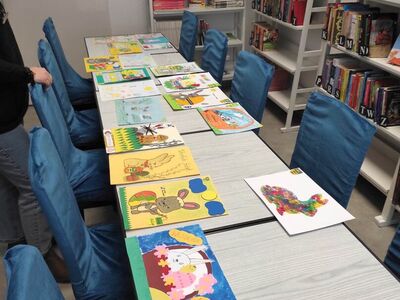 Kartki zgłoszone w konkursie na Najpiękniejszą Kartkę Wielkanocną 2023 oceniane przez pracowników Gminnej Biblioteki Publicznej w Malechowie. 