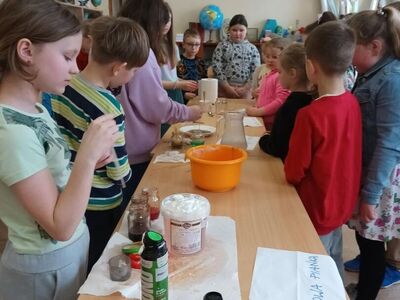 Uczniowie klasy drugiej podczas warsztatów badawczych.