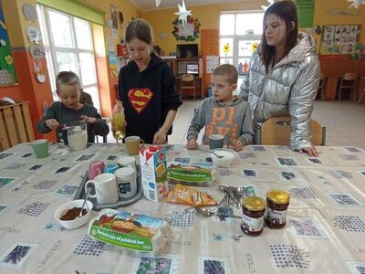 Dzieci z PWD z Lasek wykonują babeczki czekoladowe.