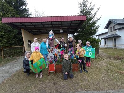 Grupowe zdjęcie dzieci z Placówki Wsparcia Dziennego z Lasek wraz z wychowawczyniami.
