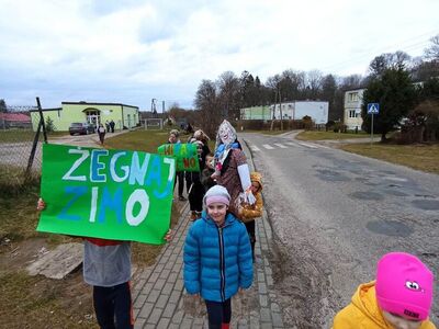 Dzieci z Placówki Wsparcia Dziennego z Lasek w pochodzie przez miejscowość.