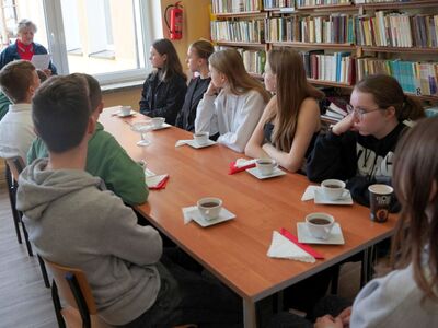 Uczniowie klas IV-VI podczas spotkania autorskiego w szkolnej bibliotece.