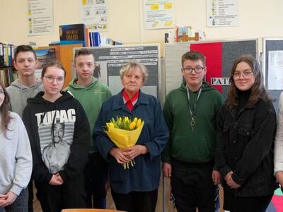 Zdjęcie grupowe dzieci z panią Danutą Siwiec.