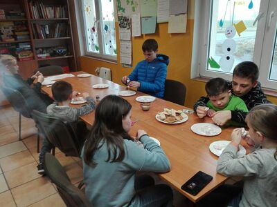 Dzieci podczas Mini marshmallow challenge.