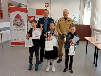 Laureaci konkursu "Młodzież zapobiega pożarom" - klasy I-III z nagrodami i dyplomami.