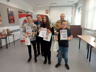 Laureaci konkursu "Młodzież zapobiega pożarom" - klasy IV-VIII z nagrodami i dyplomami. 