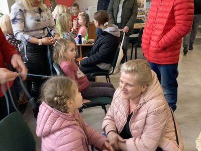Dzieci w trakcie zaplatania warkoczyków.
