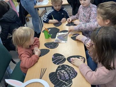 Dzieci wykonują ozdoby wielkanocne.