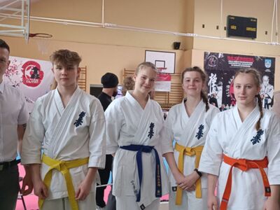 Uczestnicy turnieju wraz z sensei Michałem Bączykiem.