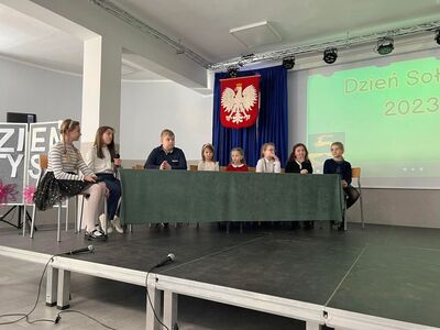 Dzieci ze Świetlicy Kultury w Malechowie podczas występu z okazji Dnia Sołtysa 2023.