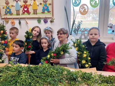 Wychowankowie PWD Ostrowiec z paniami z Klubu Seniora prezentują palmy.