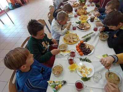 Wychowankowie z PWD Laski w trakcie wielkanocnego śniadania.