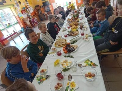 Wychowankowie z PWD Laski przy wielkanocnym stole opowiadają o tradycjach świątecznych.