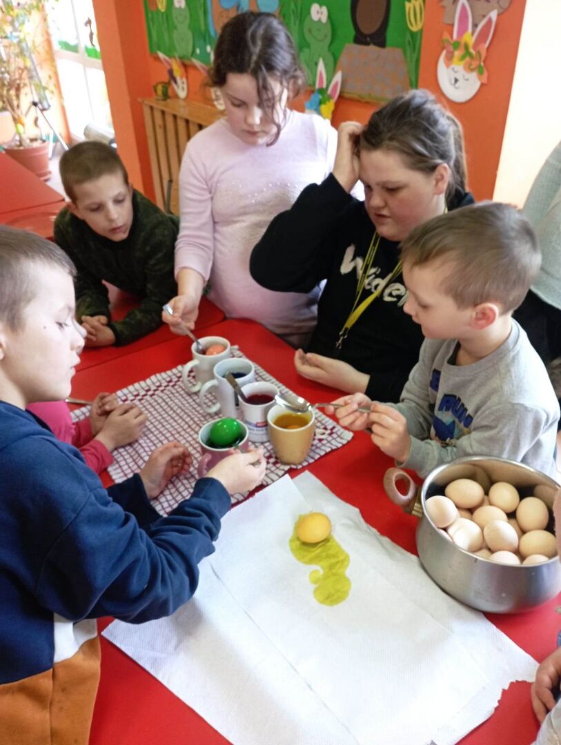 Wychowankowie z PWD Laski malują jajka.