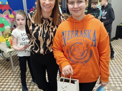Inicjatorka konkursu z nagrodzonymi dziećmi. 