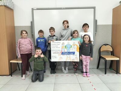Dzieci prezentują wykonany plakat.