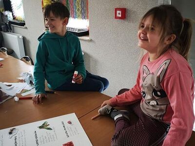Zdjęcie przedstawia zajęcia i pracę podczas tworzenia plakatu pt. ''Hotel dla owadów''.