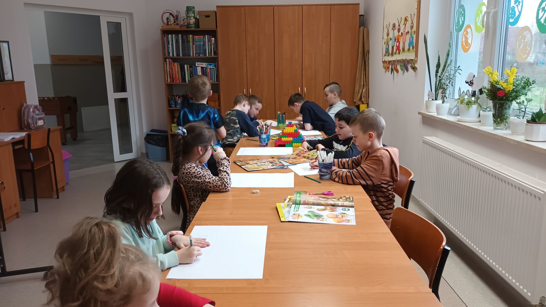 Dzieci poznają zasady zdrowego odżywiania.