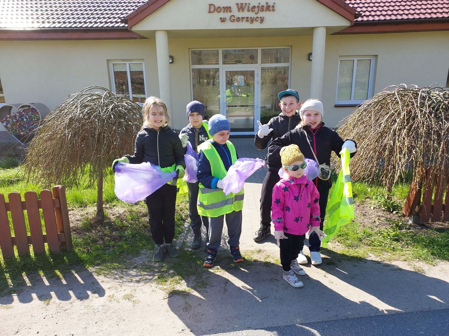 Dzieci przed budynkiem PWD gotowe na akcje sprzątania.