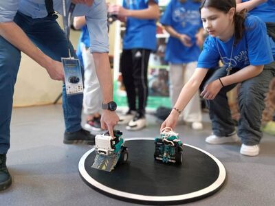 Zdjęcie zawodników i robotów podczas turnieju w Malechowie.