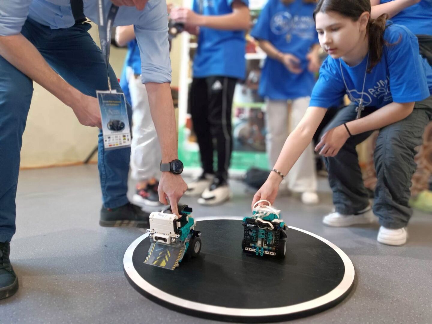 Zdjęcie zawodników i robotów podczas turnieju w Malechowie. 