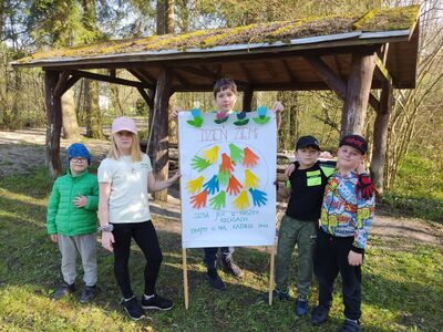 Dzieci prezentują wykonany plakat z okazji obchodów Dnia Ziemi.