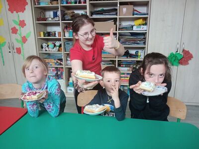 Dzieci prezentują ozdobione gofry.