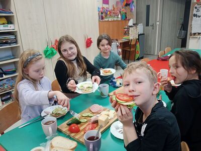 Dzieci wykonują i degustują wykonane kolorowe kanapki.
