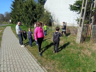 Wychowankowie z PWD sprzątają miejscowość z okazji Dnia Ziemi.