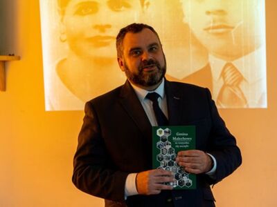 Wójt Radosław Nowakowski przestawia publikację podczas spotkania w Przystawach.