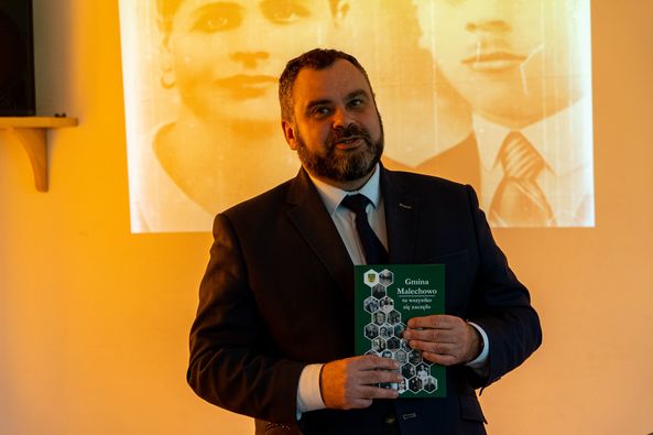 Wójt Radosław Nowakowski przestawia publikację podczas spotkania w Przystawach.