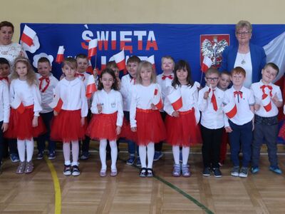 Grupa "O" z wychowawcą i dyrektor szkoły w Ostrowcu.