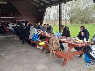 Pielgrzymi w trakcie posiłku.