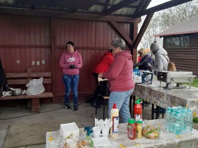 Wydawanie posiłków pielgrzymom.
