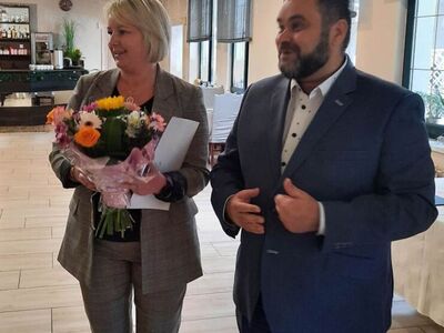 Wójt Gminy Radosław Nowakowski wraz z Dyrektor Biblioteki Anną Zając.
