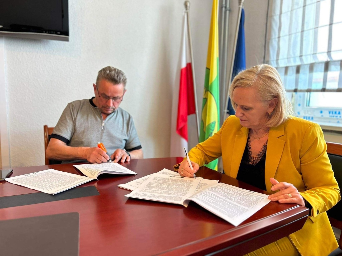 Podpisanie umowy. Od lewej: Kazimierz Gozdal, Zastępca Wójta Halina Skaza.