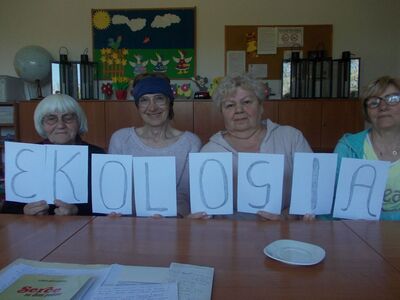 Członkowie Koła prezentują napis: "ekologia".
