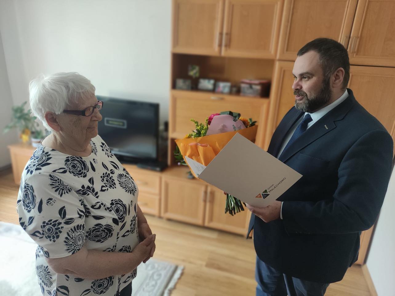 Wójt odczytuje list gratulacyjny Jubilatce.
