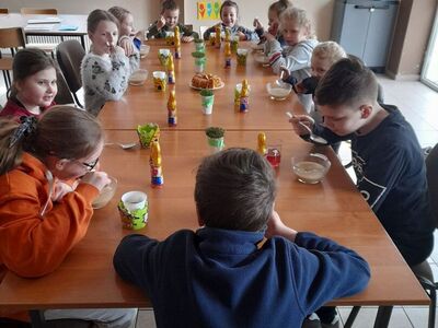 Dzieci podczas posiłku.