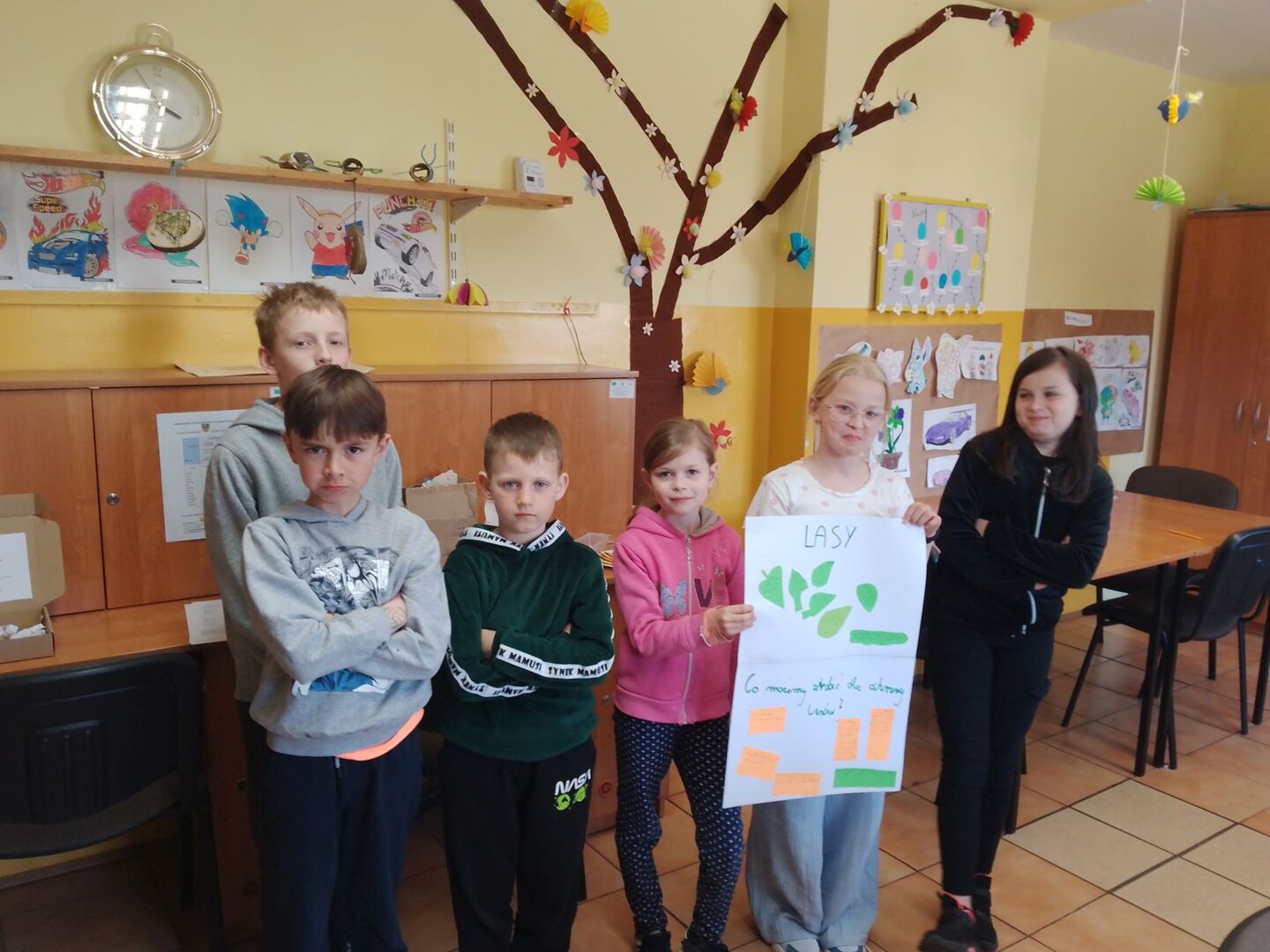 Wychowankowie PWD prezentują wykonany plakat.
