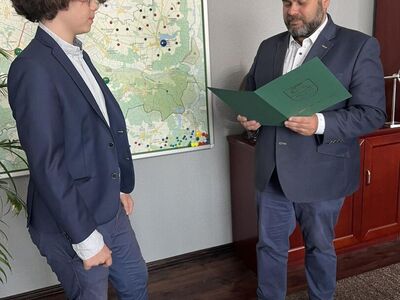 Wójt Radosław Nowakowski z laureatem.